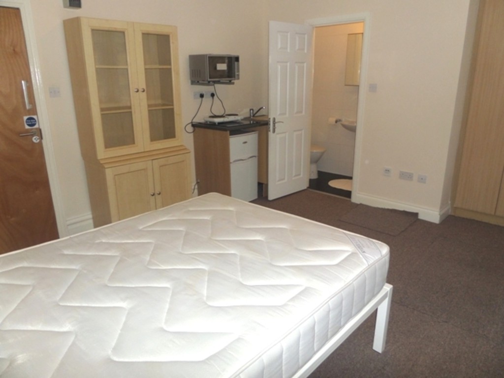 Empire Estates are pleased to offer this LARGE DOUBLE ROOM WITH EN-SUITE SHOWER ROOM TO LET AVAILABLE IMMEDIATELY**Including All Bills & Internet Wifi** **SINGLE OCCUPANCY ONLY  Excellent fast Access to Heathrow Airport & Central London**   Empire Estates are pleased to offer this bright, spacious & homely studio to rent situated in Yiewsley/West Drayton on Otterfield road. Benefits include private modern bathroom, good condition modern furniture, carpet & appliances, fridge-freezer, sink area, microwave, electric hotplate, double bed with mattress, a large fitted wardrobe for storage & in general modern condition throughout. Other benefits include driveway for parking, gas central heating, high pressure power shower, access to a fully fitted modern kitchen and a large rear garden.