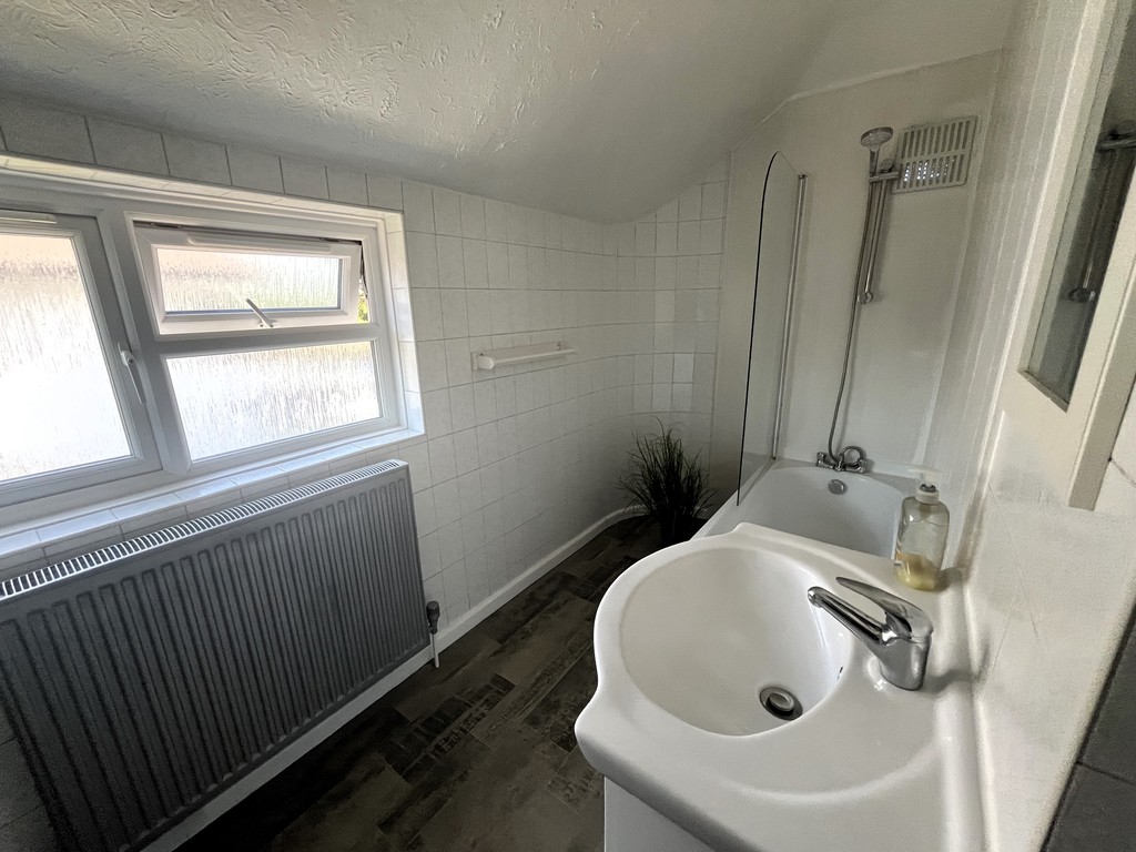 3 bed semi-detached house to rent in Kingston Avenue, Feltham 10