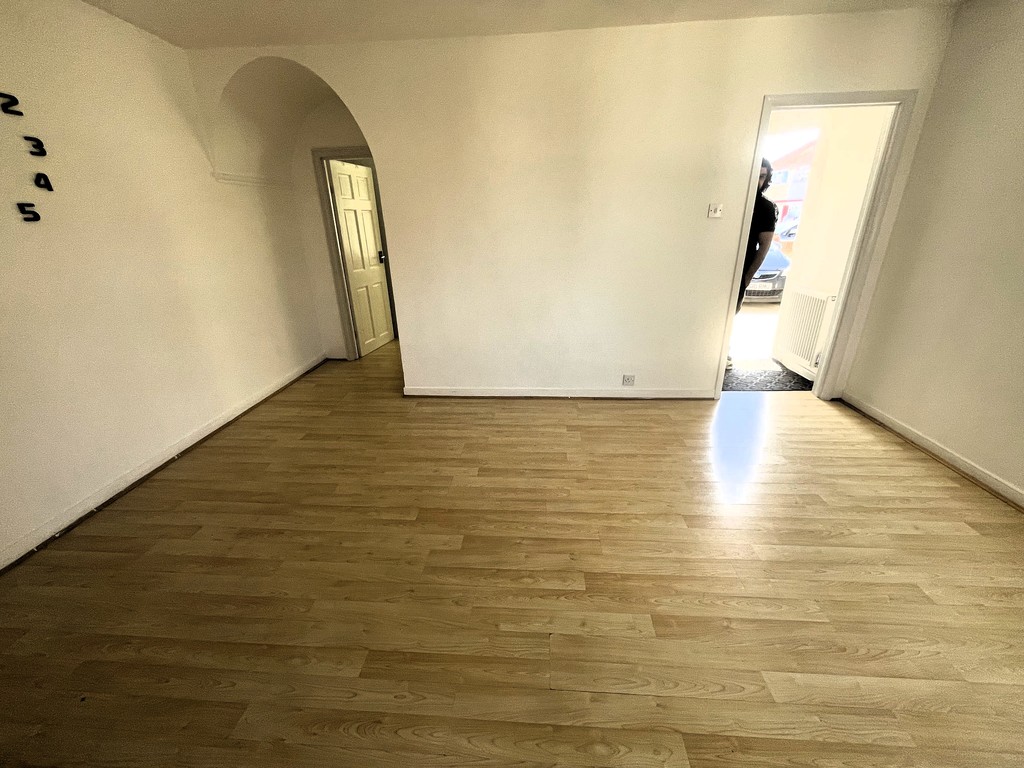 3 bed semi-detached house to rent in Kingston Avenue, Feltham 7