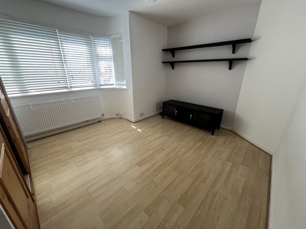 3 bed semi-detached house to rent in Kingston Avenue, Feltham 8