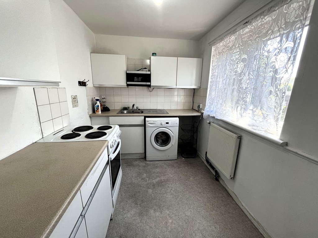 1 bed flat share to rent in Cottington Road, Feltham 1