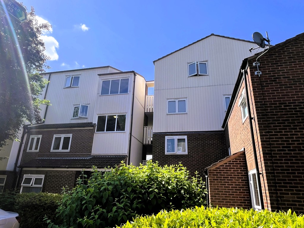 Empire Estates are pleased to offer this Spacious Studio Room with En-suite and Separate Living Room - FULLY INCLUSIVE OF COUNCIL TAX AND BILLS.  Kitchen is shared, benefits from own bathroom and living room.  Situated on Cottington Road in Feltham close to local amenities.  AVAILABLE NOW....Great transport links and communal parking.