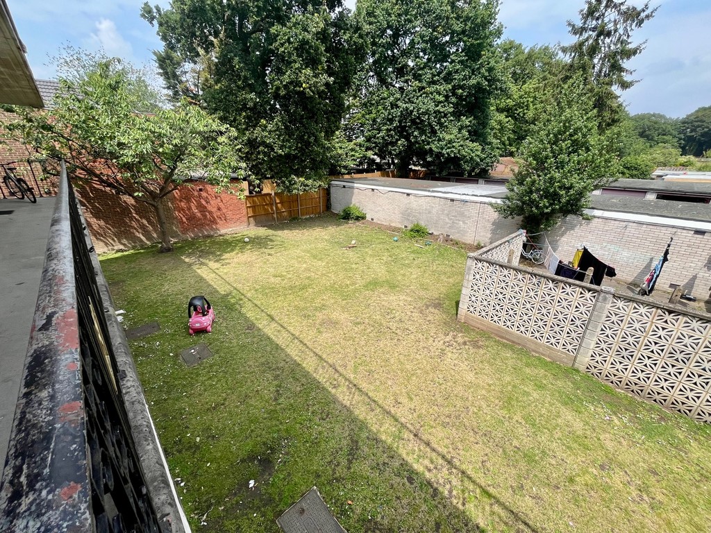 2 bed flat for sale in Bath Road, Hounslow 1