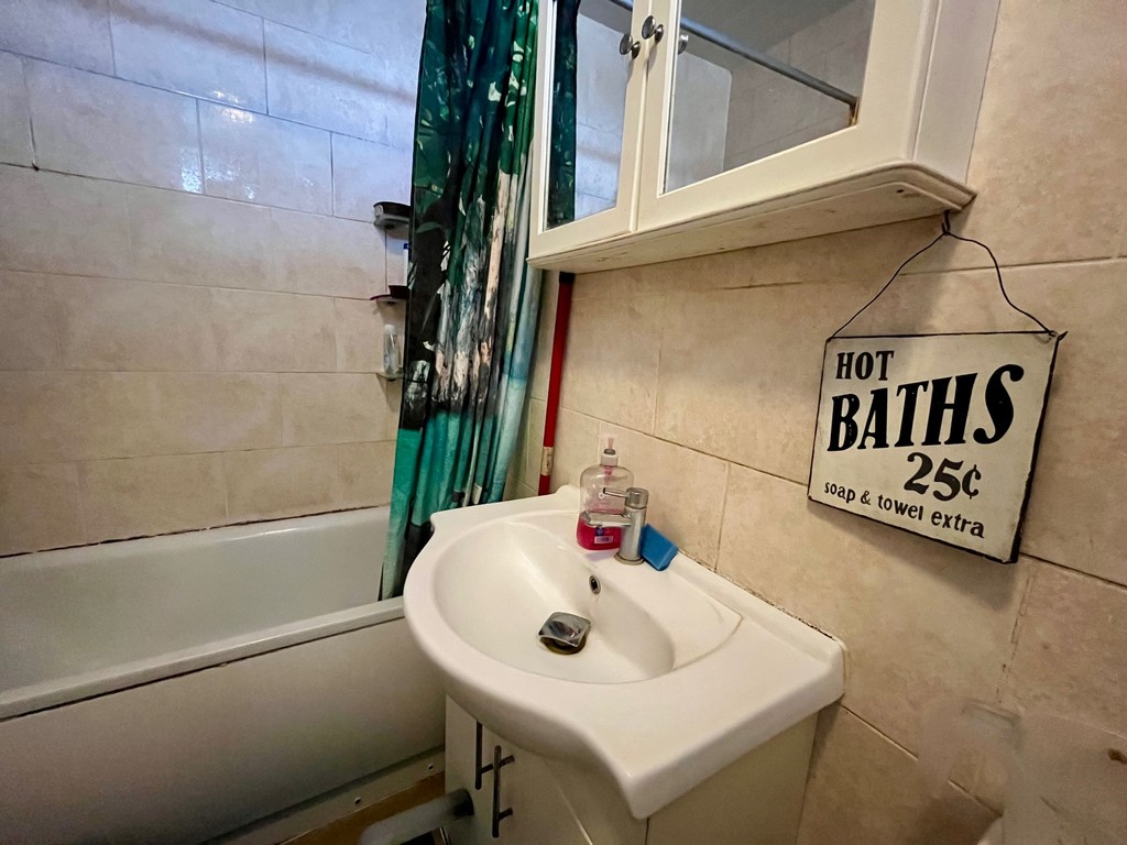 2 bed flat for sale in Bath Road, Hounslow 11