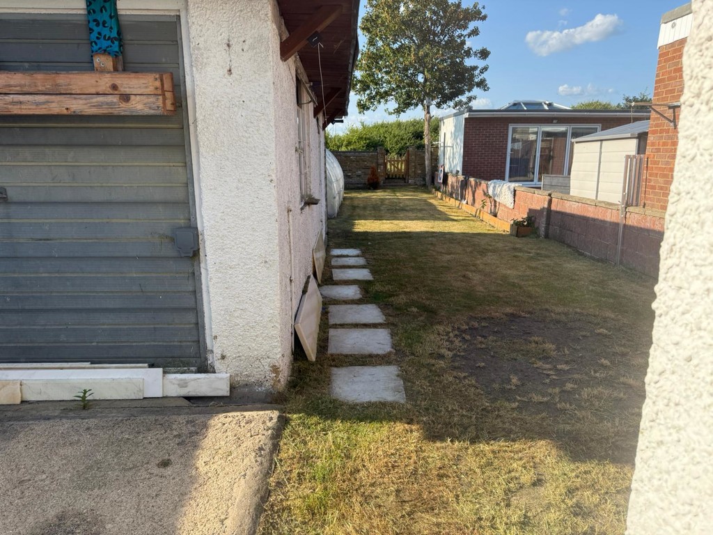 3 bed semi-detached house to rent in Kingston Avenue, Feltham 7