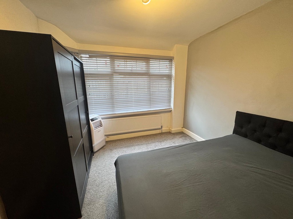 Empire Estates are pleased to OFFER this WELL PRESENTED & FULLY FURNISHED Double Room TO LET INCLUSIVE OF BILLS AND COUNCIL TAX.  Located OFF STAINES ROAD in BEDFONT - AVAILABLE NOW FOR SINGLE OCCUPANCY ONLY.  Great transport links and close to local amenities.   Early viewings are HIGHLY RECOMMENDED.