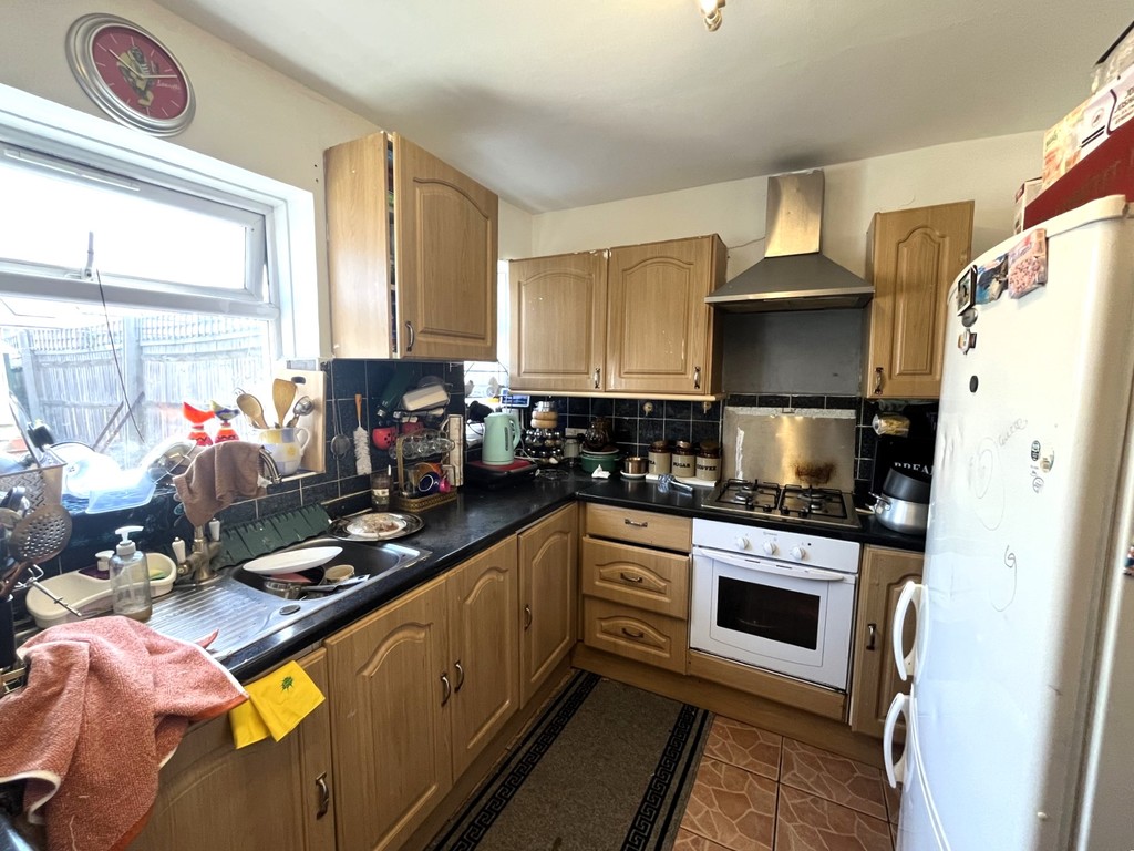 3 bed end of terrace house for sale in Minet Drive, Hayes 3