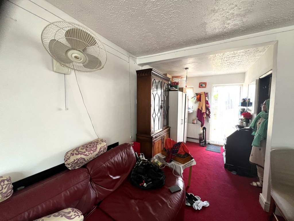 3 bed end of terrace house for sale in Minet Drive, Hayes 5