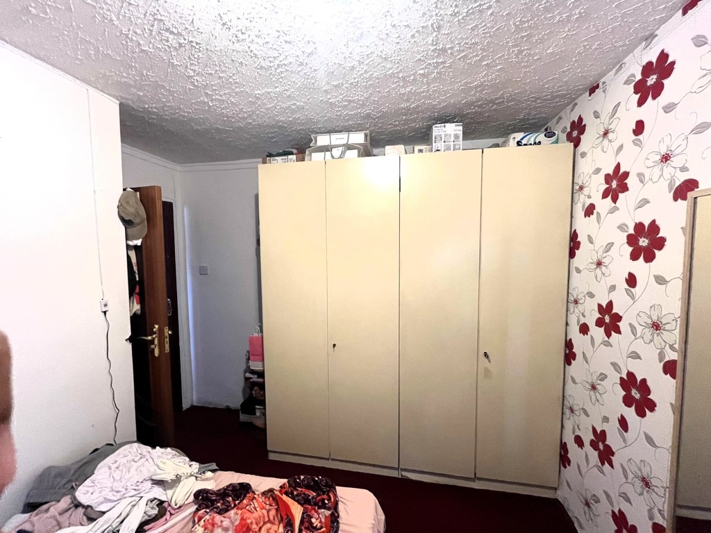 3 bed end of terrace house for sale in Minet Drive, Hayes 6