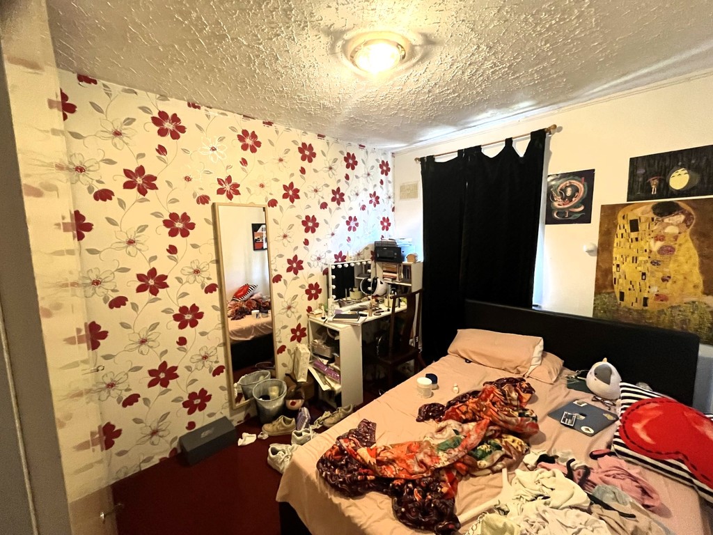 3 bed end of terrace house for sale in Minet Drive, Hayes 7
