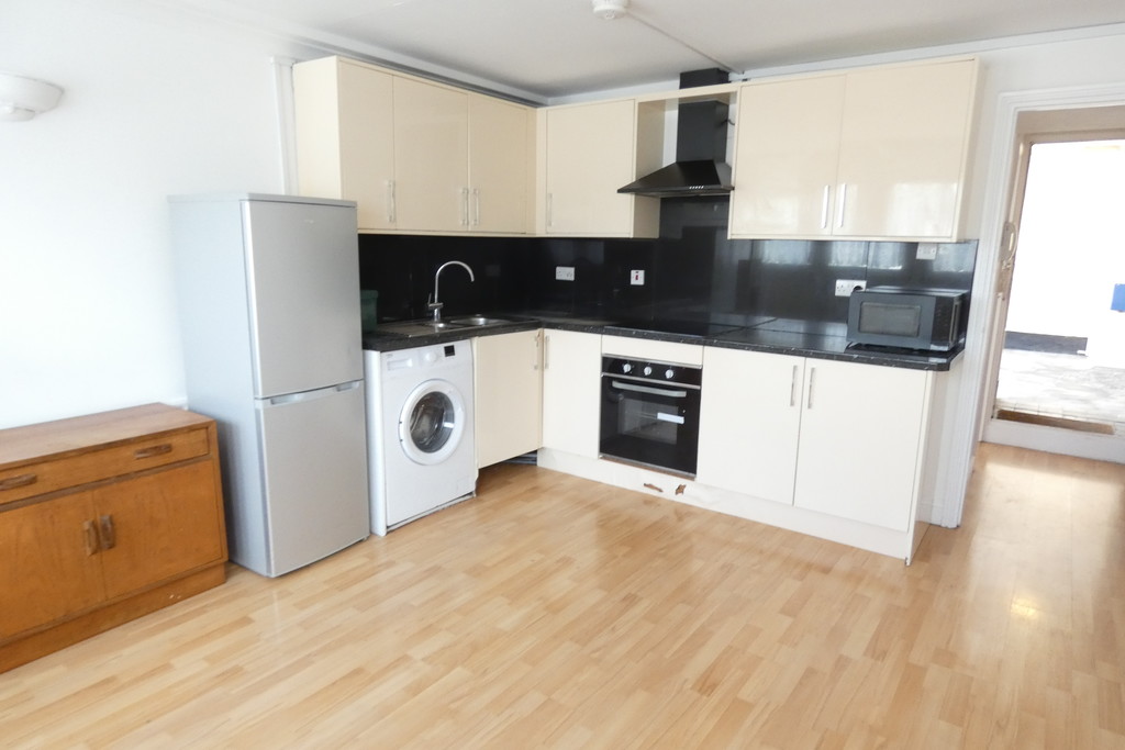 2 bed apartment to rent in Redwood Estates, Hounslow, Heston  - Property Image 2