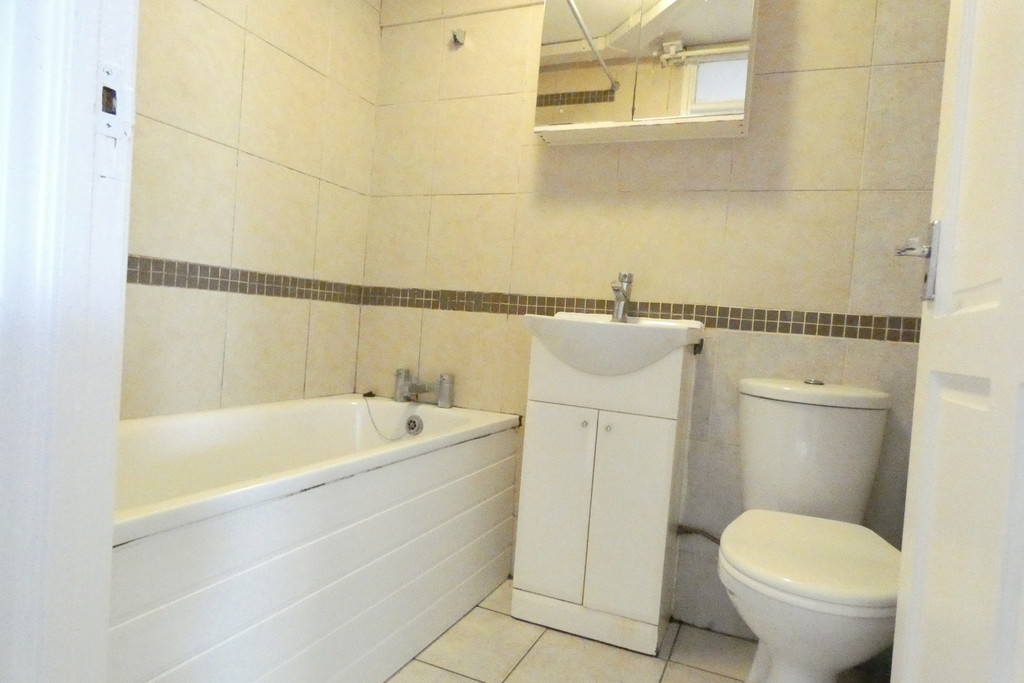 2 bed apartment to rent in Redwood Estates, Hounslow, Heston  - Property Image 9