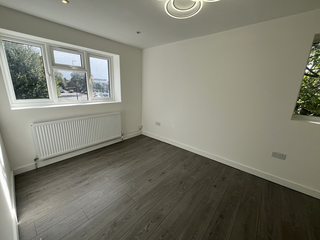 5 bed end of terrace house to rent in Turpin Road, Bedfont, Feltham 8