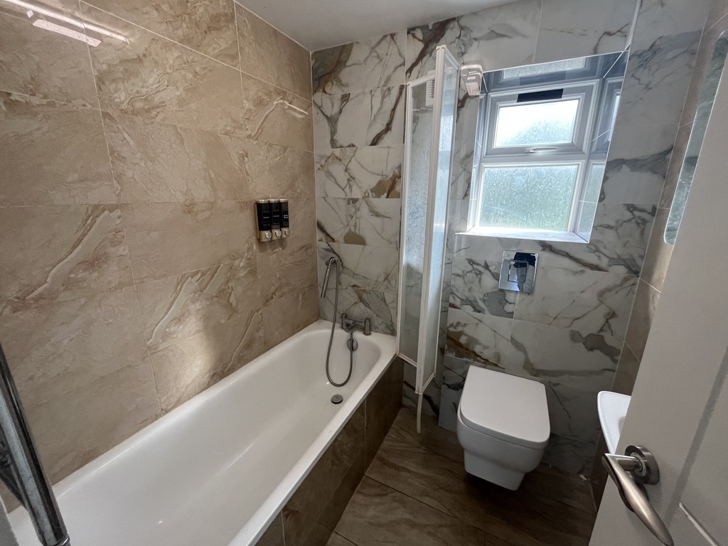 5 bed end of terrace house to rent in Turpin Road, Bedfont, Feltham 9