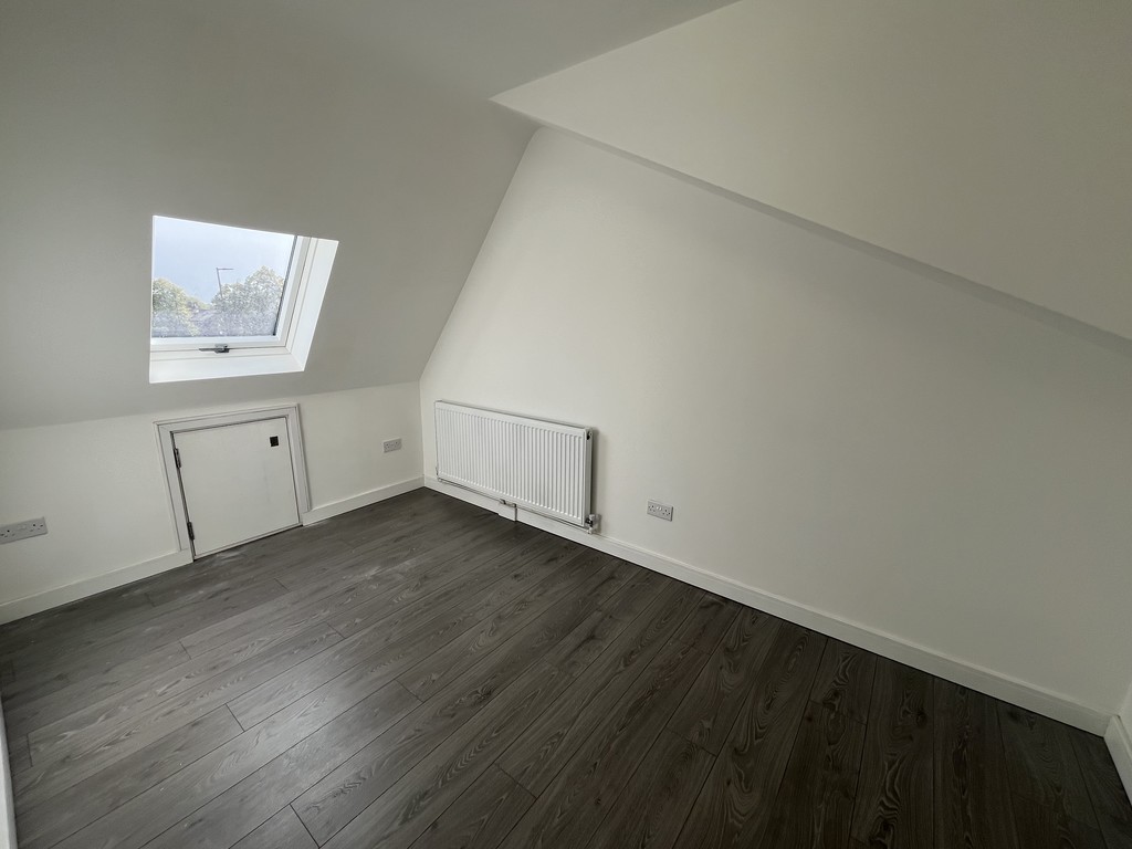 5 bed end of terrace house to rent in Turpin Road, Bedfont, Feltham 11
