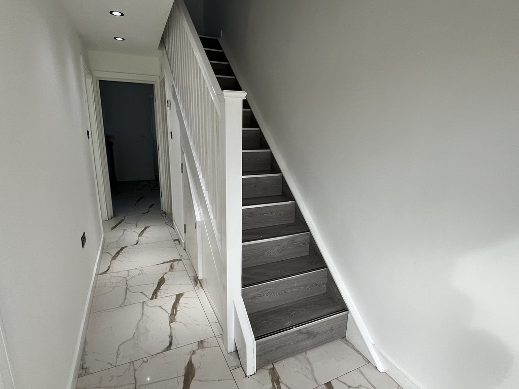 5 bed end of terrace house to rent in Turpin Road, Bedfont, Feltham 1