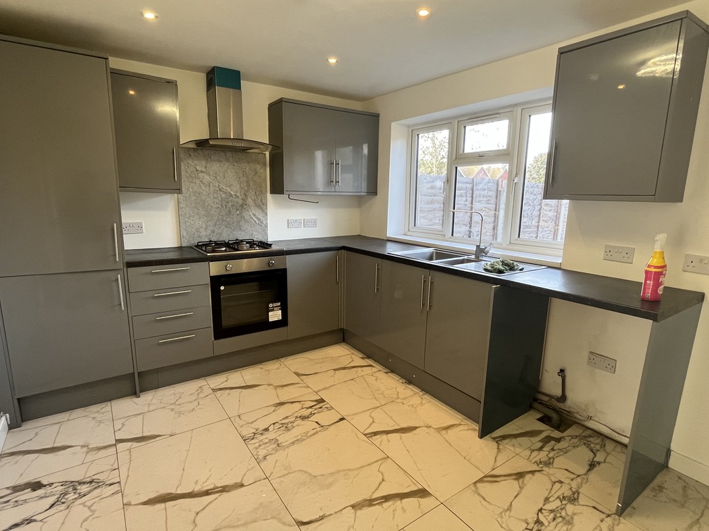 5 bed end of terrace house to rent in Turpin Road, Bedfont, Feltham 3