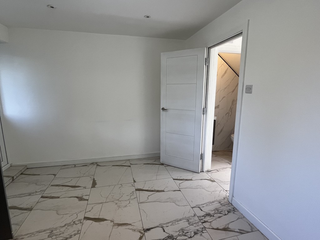 5 bed end of terrace house to rent in Turpin Road, Bedfont, Feltham 4