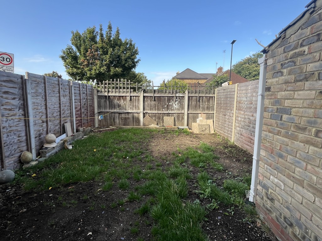 5 bed end of terrace house to rent in Turpin Road, Bedfont, Feltham 5