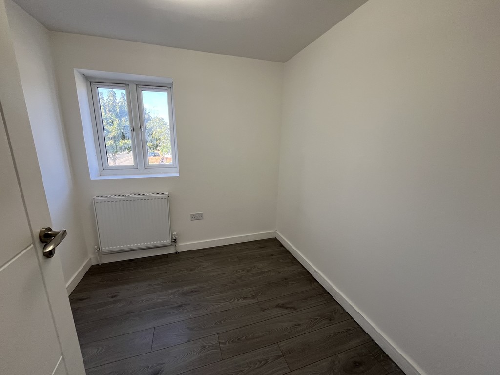5 bed end of terrace house to rent in Turpin Road, Bedfont, Feltham 6