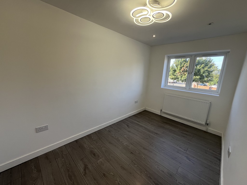 5 bed end of terrace house to rent in Turpin Road, Bedfont, Feltham 7