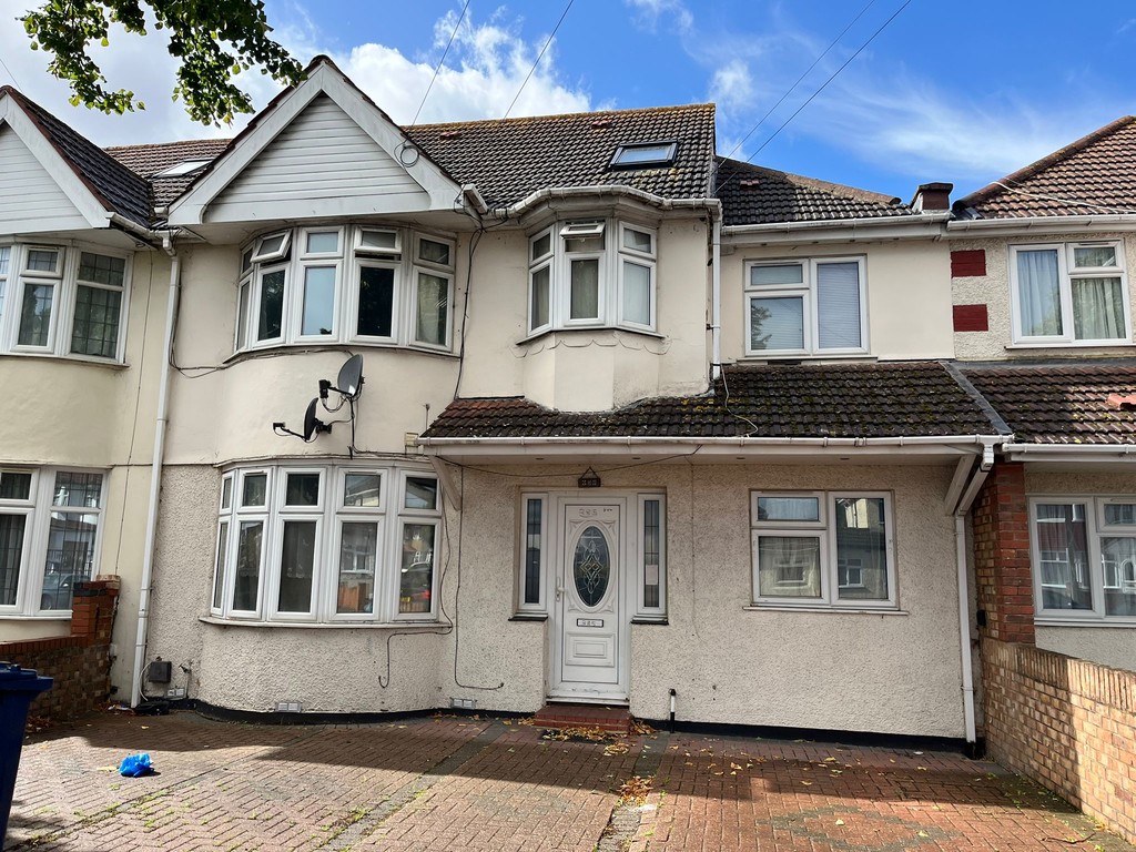 FULLY FURNISHED DOUBLE ROOM WITH EN-SUITE SHOWER ROOMS TO LET FOR SINGLE OCCUPANCY  ON THE EVER SO POPULAR LADY MARGARET ROAD. Just few minutes walk from Southall Broadway are these WELL PRESENTED, SPACIOUS AND MODERN DOUBLE BEDROOMS WITH EN-SUITES. Rent INCLUDES COUNCIL TAX AND ALL UTILITY BILLS. Available now - Early viewings are highly recommended. All rooms have their own Shower Room / WC. Short walk from the local shops, schools and amenities with very good transport links.