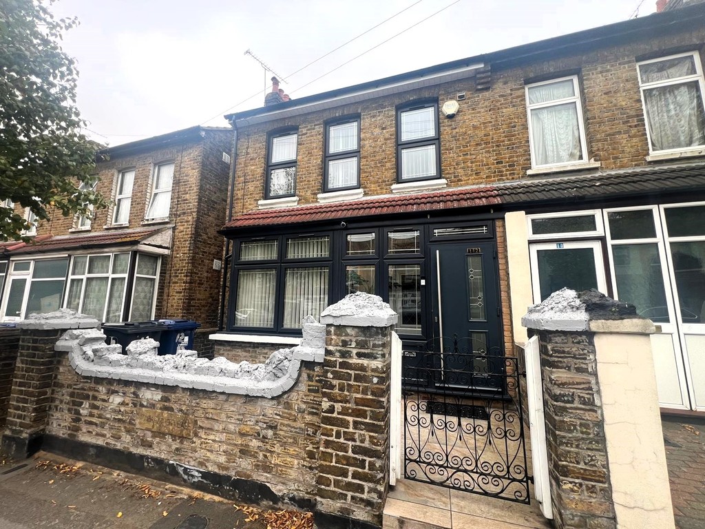 Empire Estates are DELIGHTED TO OFFER TO LET this BEAUTIFULLY PRESENTED & SPACIOUS 4 BED FAMILY HOME.  Comprises of Large Living Room, Modern Fitted Kitchen, Ground Floor Bathroom, 4 Good Sized Bedrooms.  Close to King Street local shops, schools and amenities.  Benefits from Double glazing and Gas Central Heating System.  Easy to maintain Front and Rear Gardens.  AVAILABLE END NOVEMBER, IDEAL FOR FAMILIES with excellent Transport Links close to A4, M4, M25 Motorways. EARLY VIEWINGS ARE HIGHLY RECOMMENDED.  COUNCIL TAX BAND C - £ 1840.24 PER ANNUM.