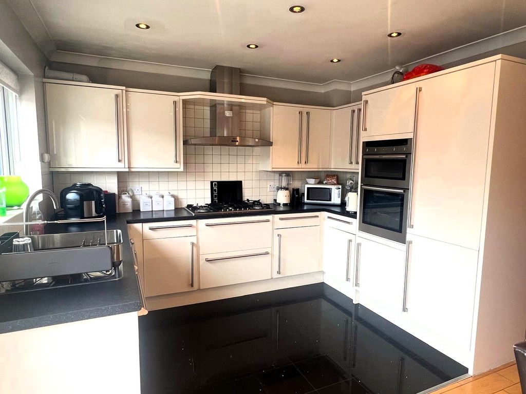 4 bed end of terrace house to rent in Marlow Road, Southall  - Property Image 3