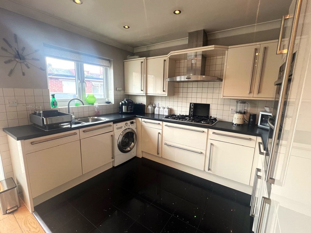4 bed end of terrace house to rent in Marlow Road, Southall  - Property Image 6