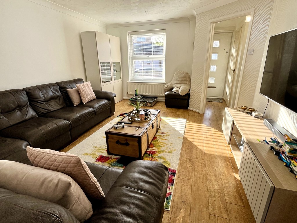 3 bed detached house for sale in Milton Gardens, Staines  - Property Image 4