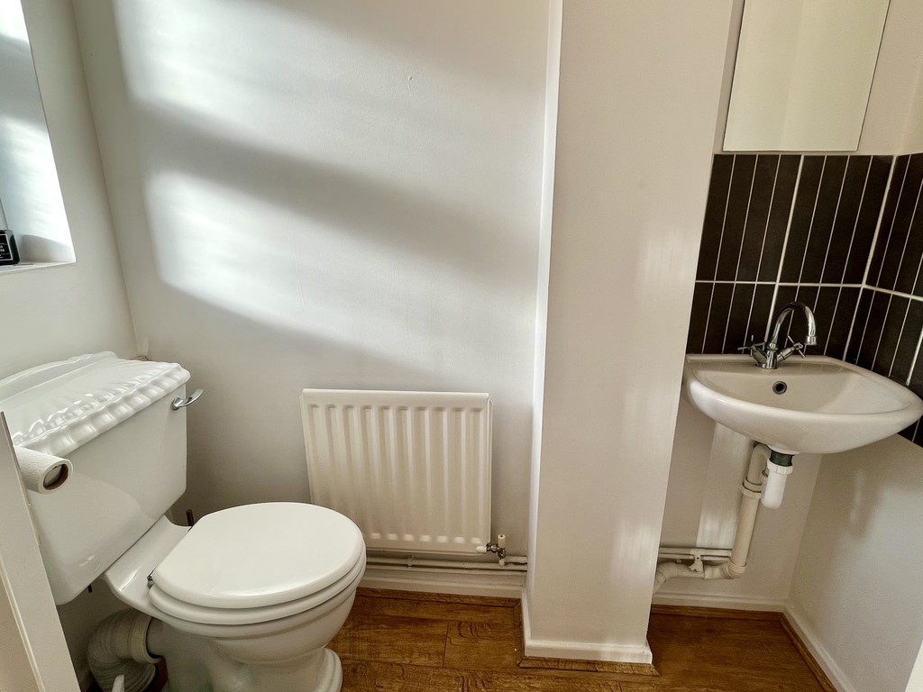 3 bed detached house for sale in Milton Gardens, Staines  - Property Image 8