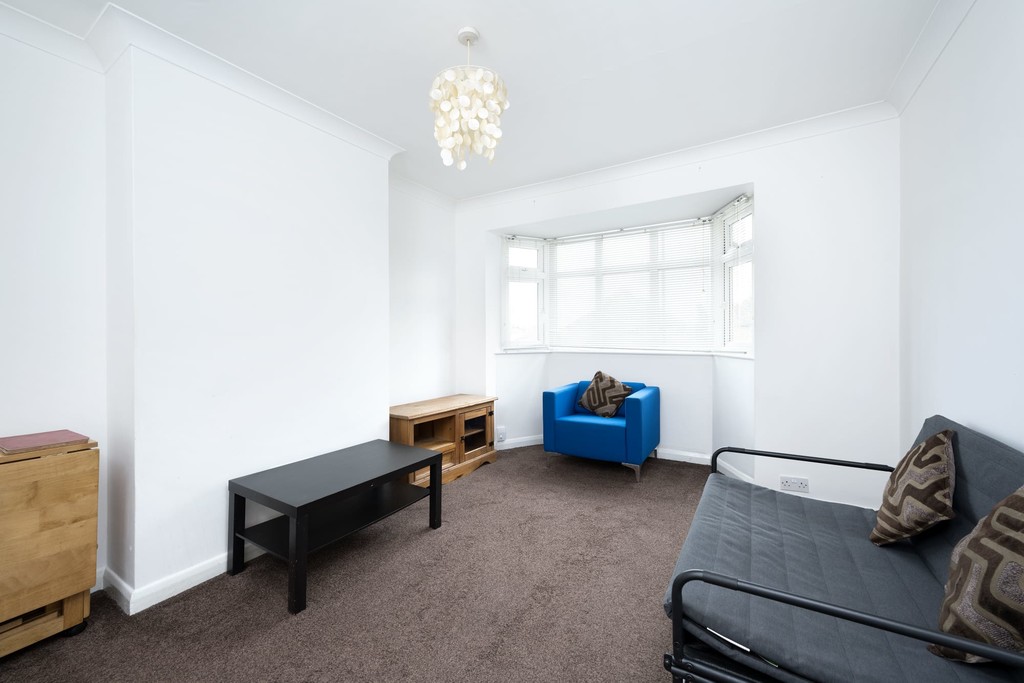 2 bed maisonette to rent in Staines Road, Feltham 3