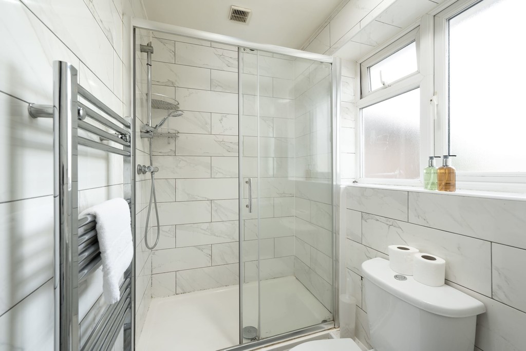 2 bed maisonette to rent in Staines Road, Feltham 7