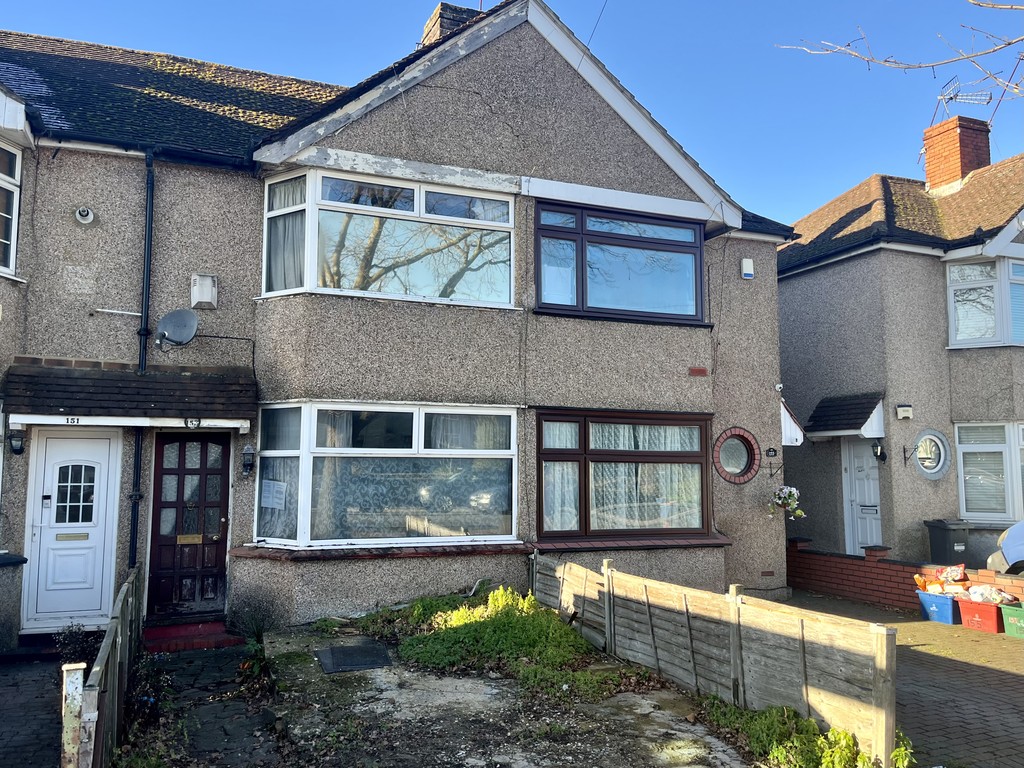 Empire Estates are DELIGHTED TO OFFER THIS 2 BED MID TERRACED HOME FOR SALE IN HANWORTH.  Comprises large Living Room with OPEN PLAN FITTED KITCHEN, On the first floor there is 2 Good Sized Bedrooms and Bathroom/WC.  Benefits from large rear garden and potential to extend subject to usual planning consents.  The property is in need of modernisation as reflected in the asking price.  Council Tax Band C Approx  £ 1854.06 per annum.  Early viewings are HIGHLY RECOMMENDED.