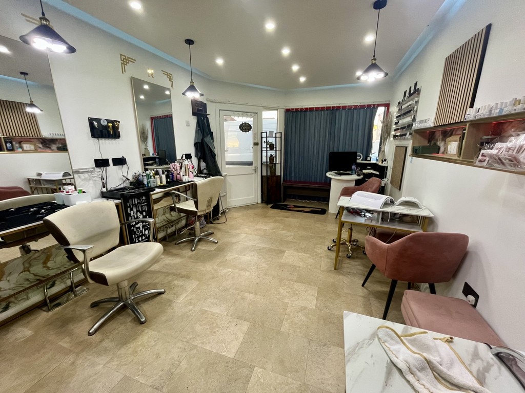 To rent in Bedfont Lane, Feltham - Property Image 4