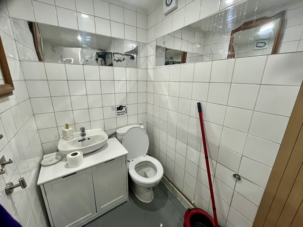 To rent in Bedfont Lane, Feltham - Property Image 5