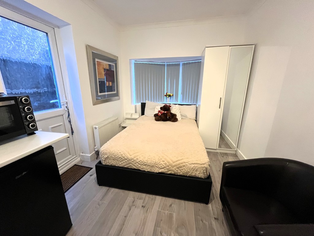 1 bed studio flat to rent in Seymour Gardens, Feltham  - Property Image 1