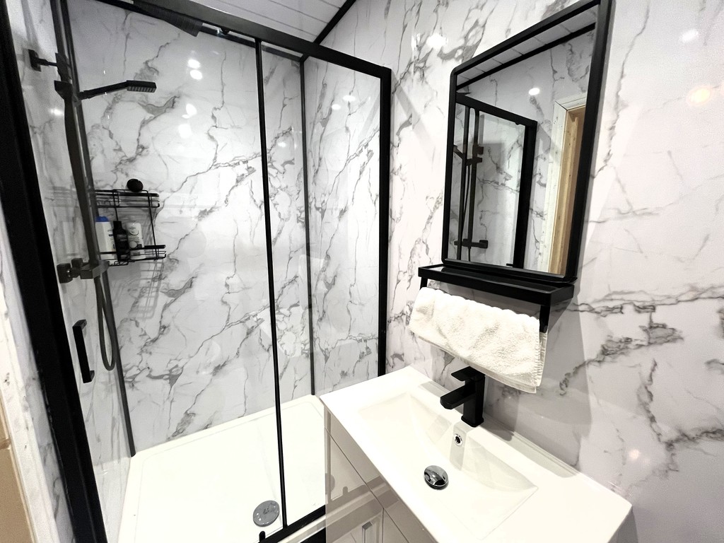 1 bed studio flat to rent in Seymour Gardens, Feltham 2