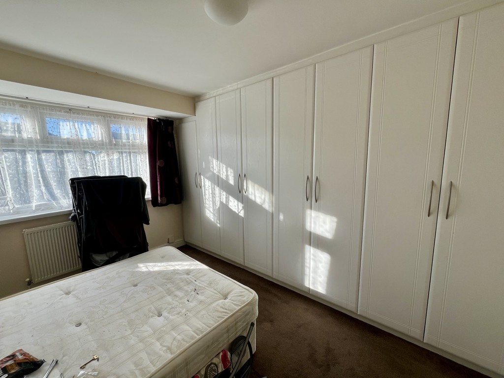 3 bed semi-detached house to rent in Orchard Avenue, Feltham  - Property Image 6