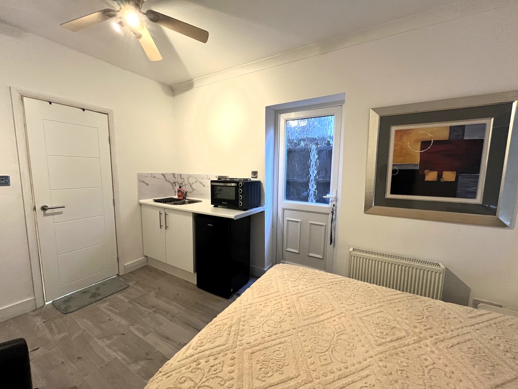 1 bed studio flat to rent in Seymour Gardens, Feltham  - Property Image 1