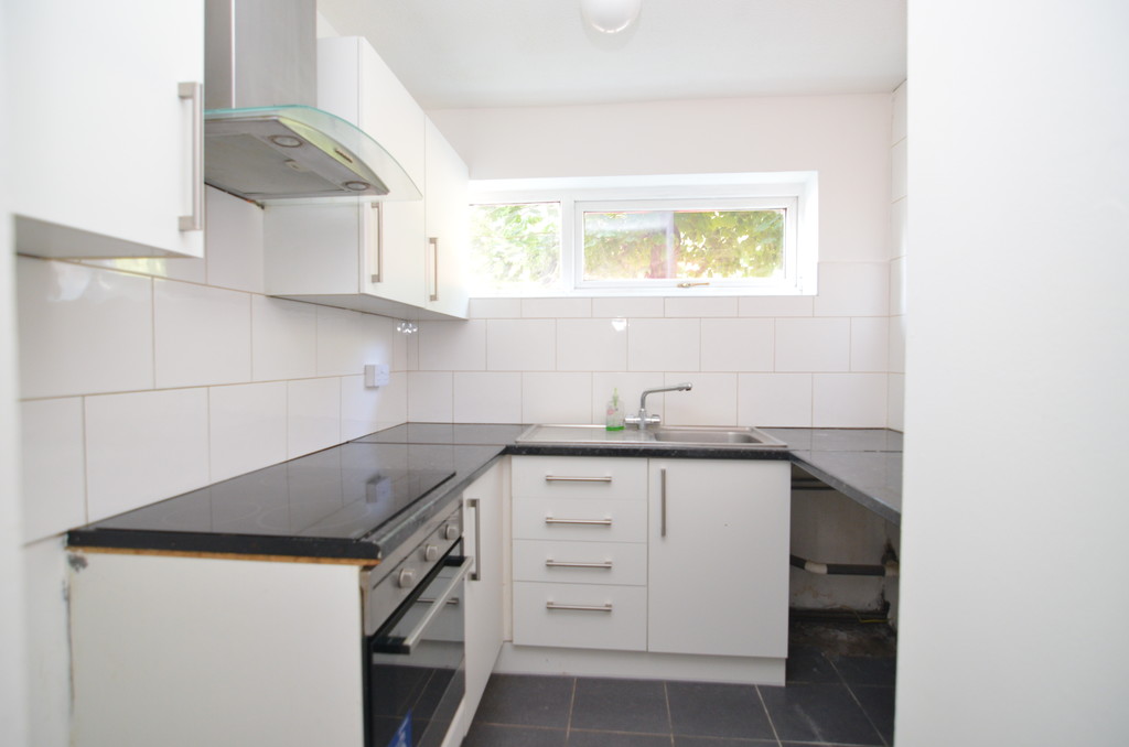 2 bed flat to rent in Jubilee Way, Sidcup, DA14 4JP  - Property Image 3