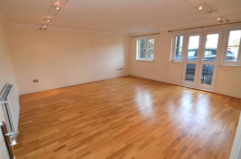 2 bed flat to rent in Plaistow Lane, Bromley  - Property Image 2