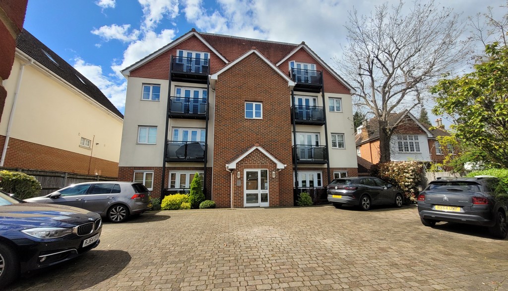 2 bed flat to rent in Plaistow Lane, Bromley - Property Image 1