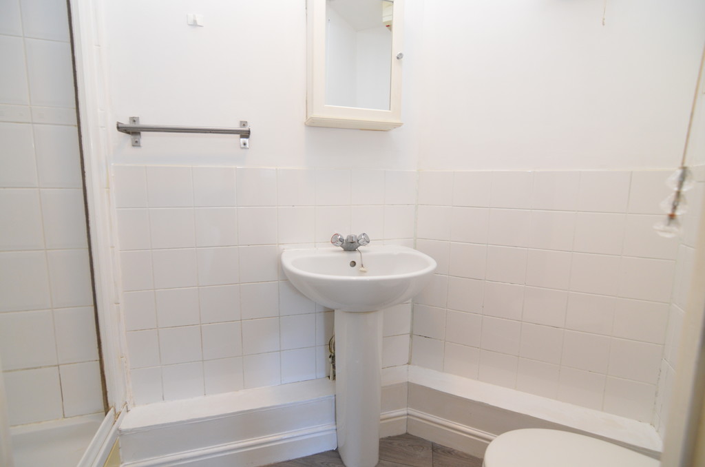 2 bed flat to rent in Stanley Close, London  - Property Image 5