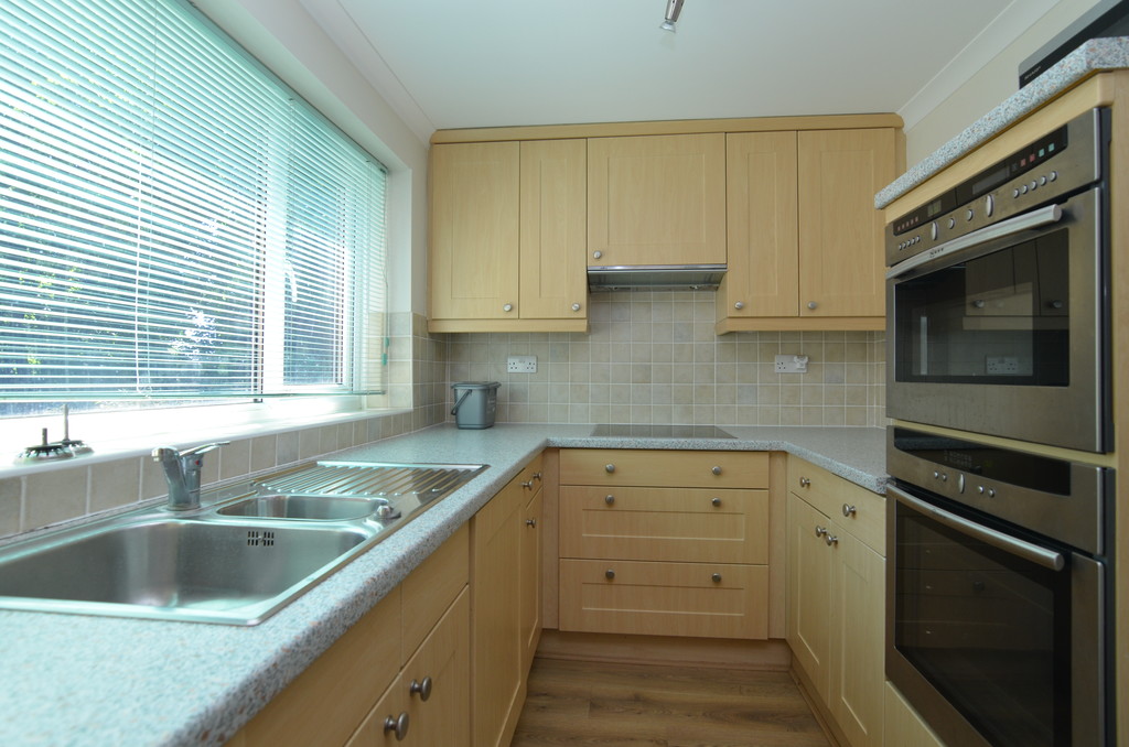 2 bed apartment to rent in Foxgrove Road, Beckenham  - Property Image 2