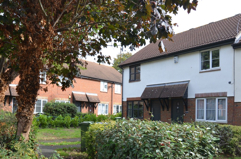 2 bed terraced house to rent in Larch Grove, Sidcup  - Property Image 1