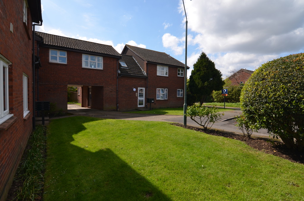 Studio flat to rent in Kirkland Close, Sidcup, DA15 8TP  - Property Image 1