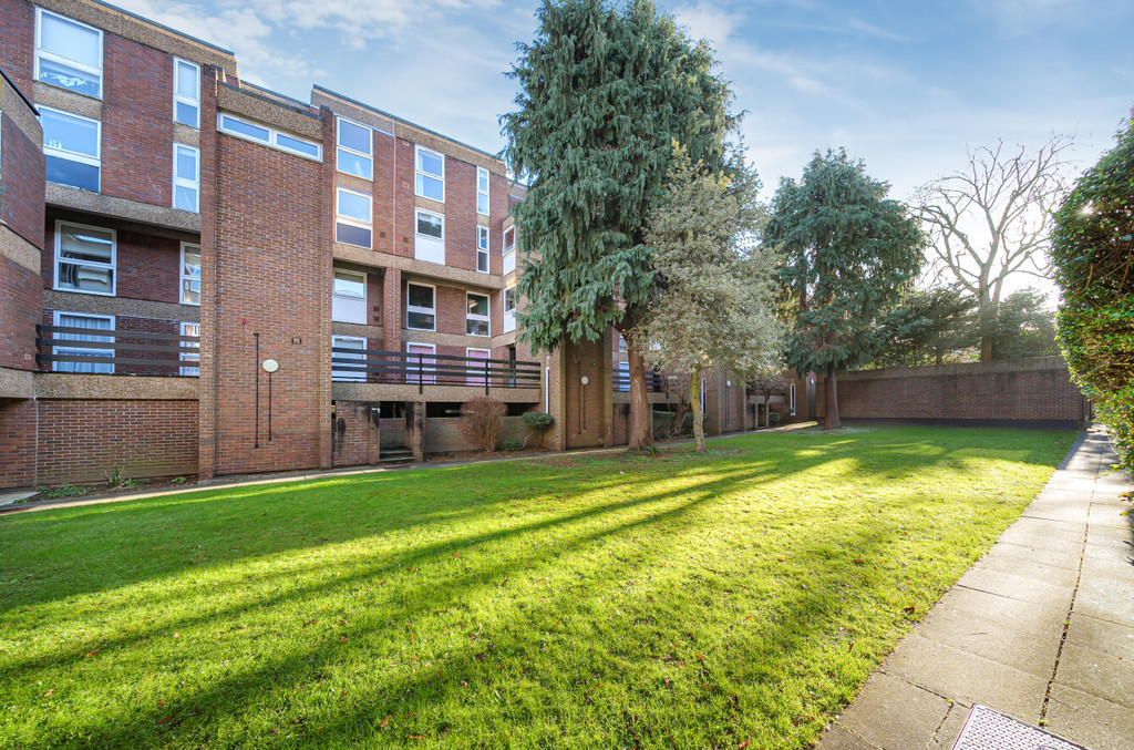 2 bed flat for sale in Longlands Road, Sidcup  - Property Image 1