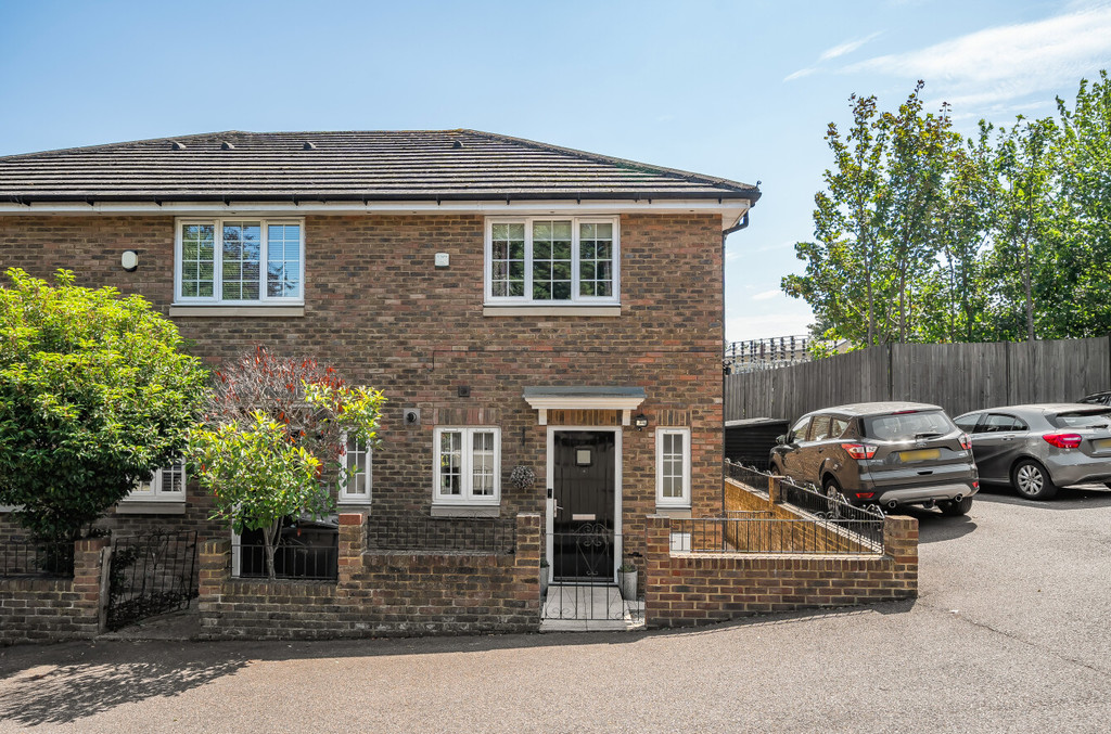 2 bed end of terrace house for sale in Cressener Place, Dartford  - Property Image 1