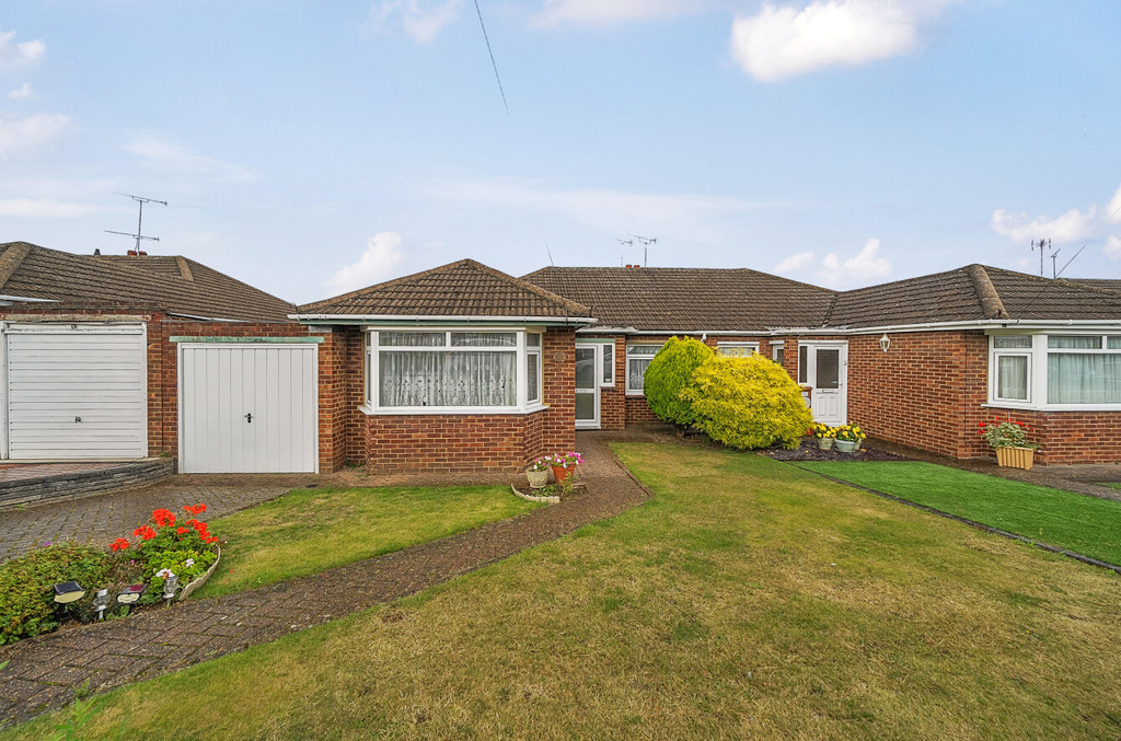 3 bed semi-detached bungalow for sale in Fernheath Way, Dartford  - Property Image 1